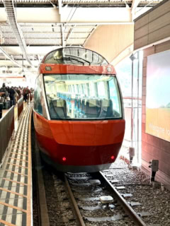 全席指定のロマンスカー! 車窓からの景色を眺めながら、最短75分で箱根湯本へ。