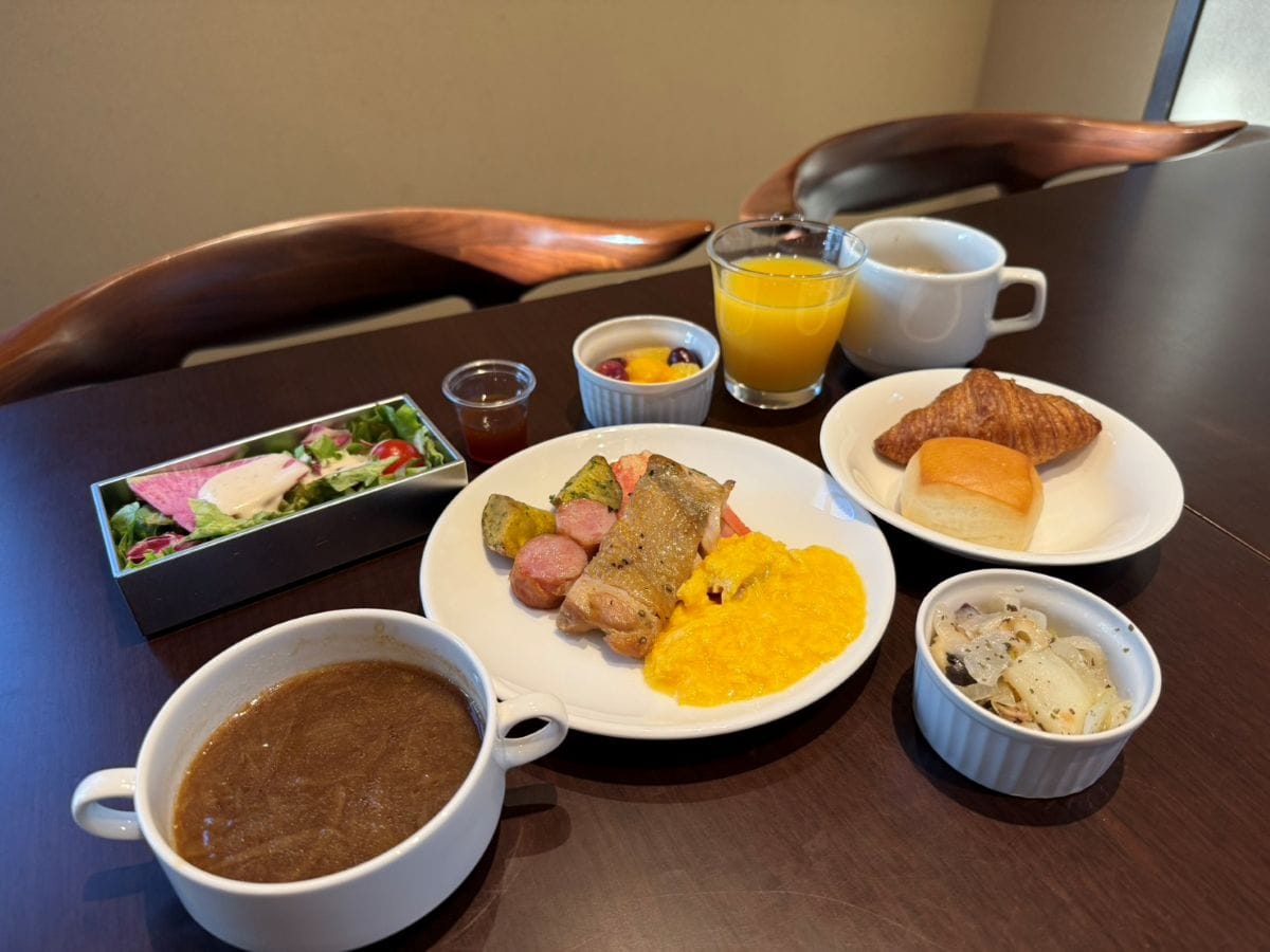 7:00～9:30までパンと飲み物の無料朝食も用意！ こちらの朝食セットは追加で￥2,000＜税込み＞。