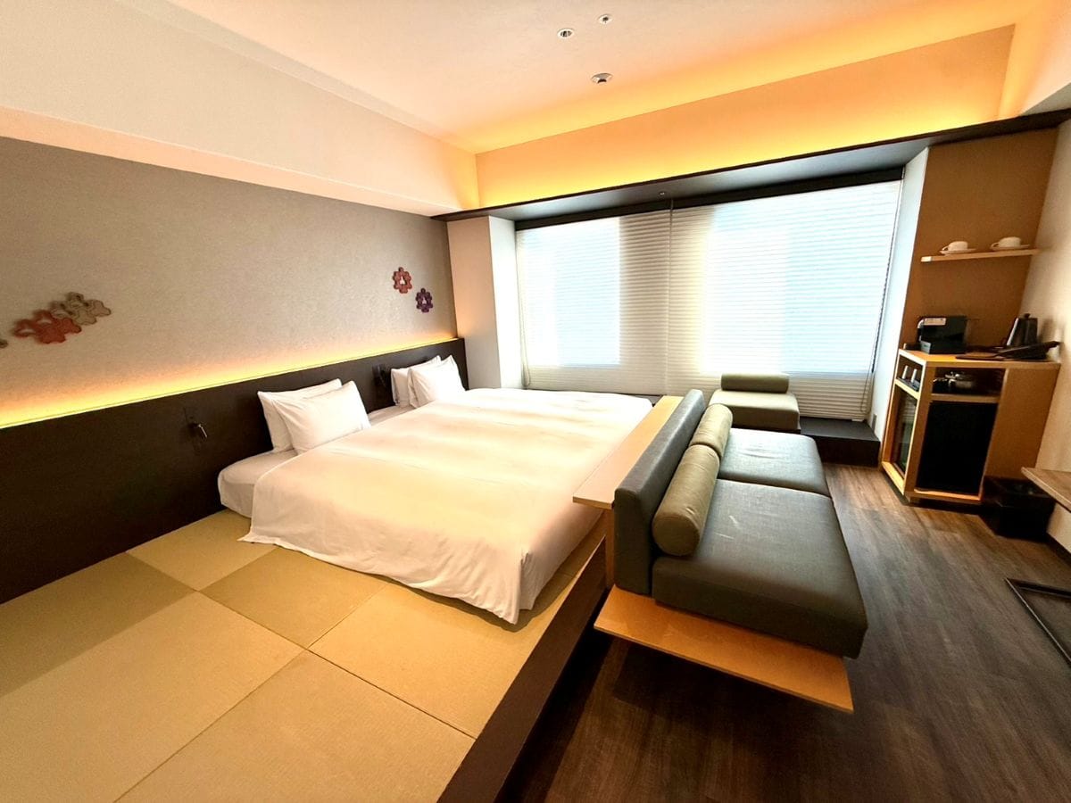 四条通りに面した、畳ベッドのコーナーキング。シンプルながらも清潔感があってとっても快適。