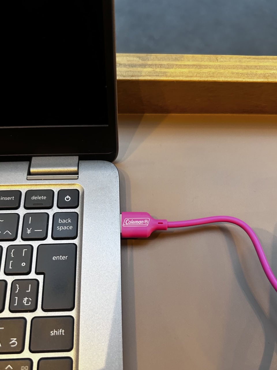 先端にはコールマンのロゴ付きです。ピンクのコードがデスクまわりを華やかにしてくれるので、パソコン作業もなんだか気分よく。