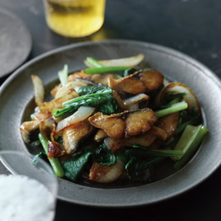 リピート必至。さば好きにはたまらない、コク深い炒めもの。小松菜と玉ねぎのシャキシャキ感も絶妙で、後を引く!