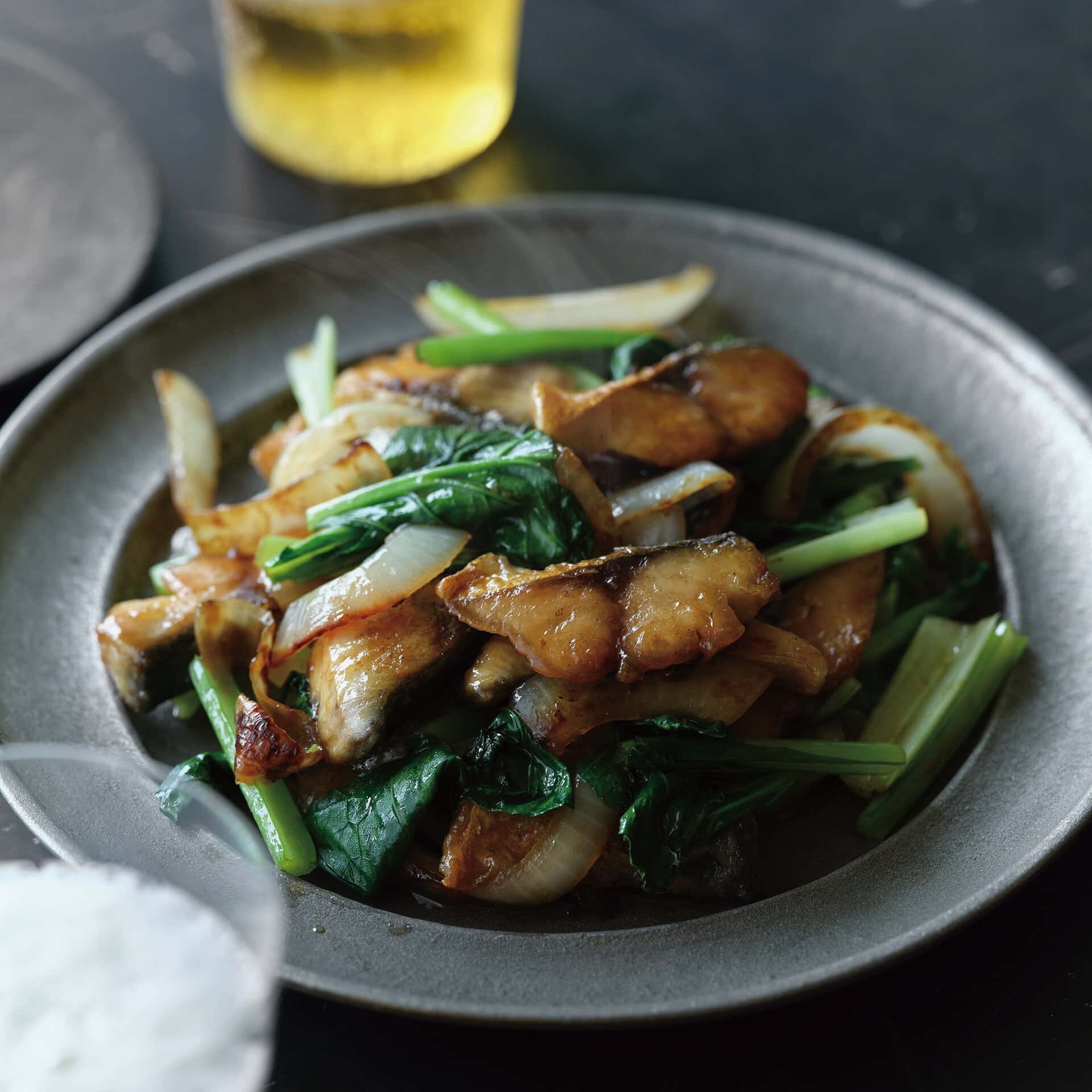 リピート必至。さば好きにはたまらない、コク深い炒めもの。小松菜と玉ねぎのシャキシャキ感も絶妙で、後を引く！