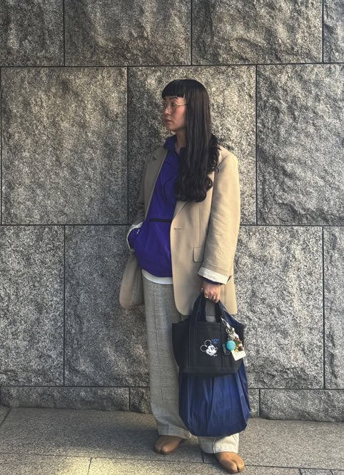 上品なカジュアルコーデと相性抜群。チャームを付けてアレンジしても可愛い！