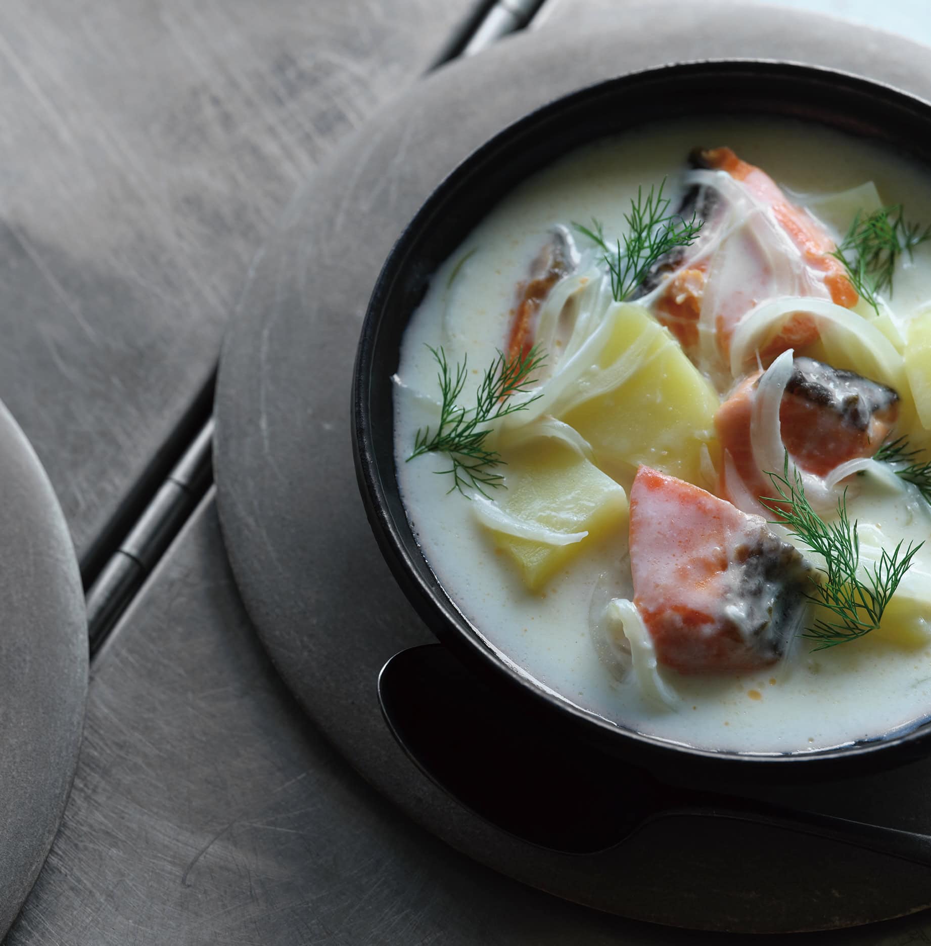 鮭がたっぷり入った、みんなが大好きなミルクスープ。具をゴロッと大きめに切り、献立の主役になるボリュームに。