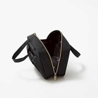 自立するから、中身も取り出しやすい。