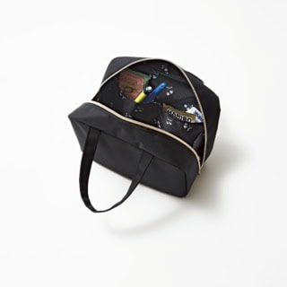 バッグの中で迷子になりがちな、ペン、おやつは小ポケットへ。ごちゃつきがちな小物もスマートに整う。