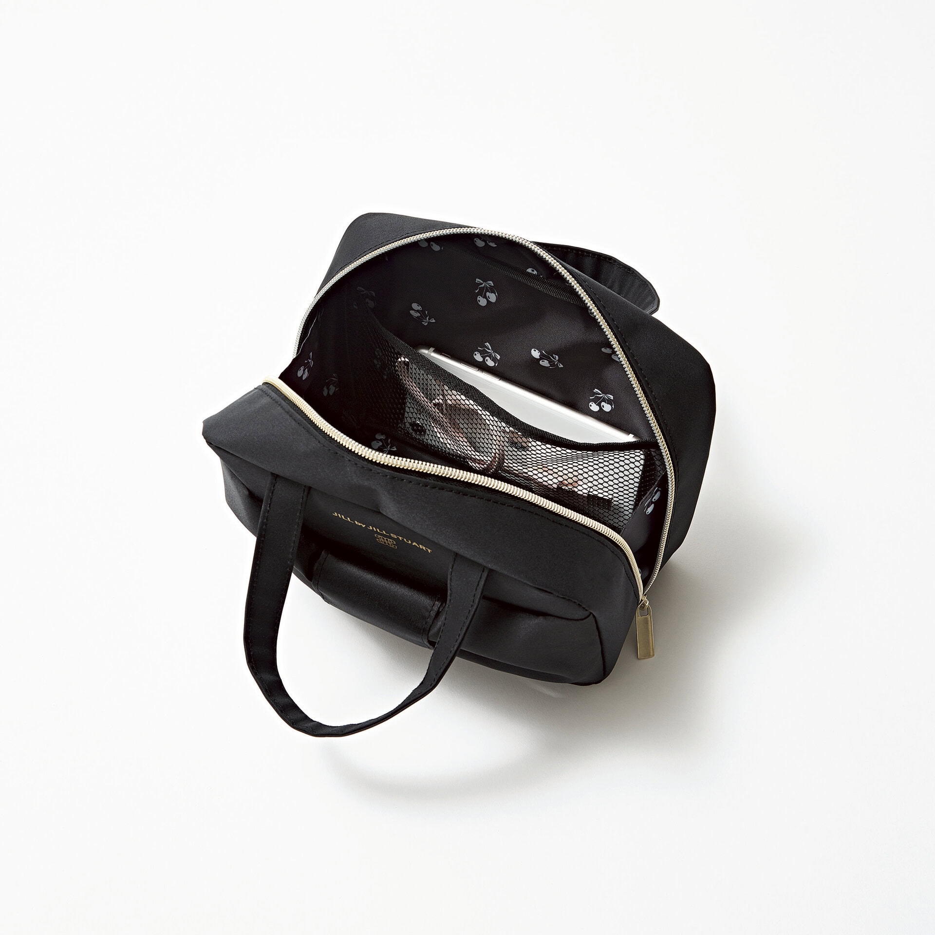 一番大きいメッシュポケットはスマホも入るサイズ。