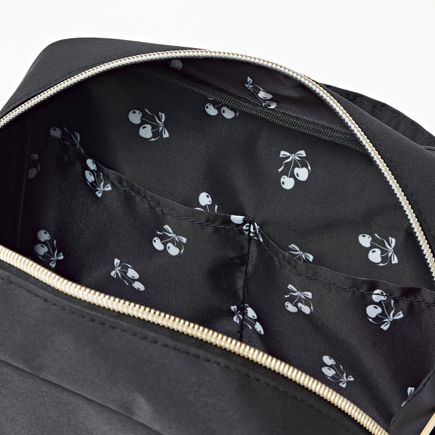 中は大人可愛いチェリー柄。開けるたびに気分が上がる～♡