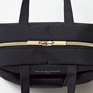 ダブルジップだから大きく開閉ができて、中身が見やすい。