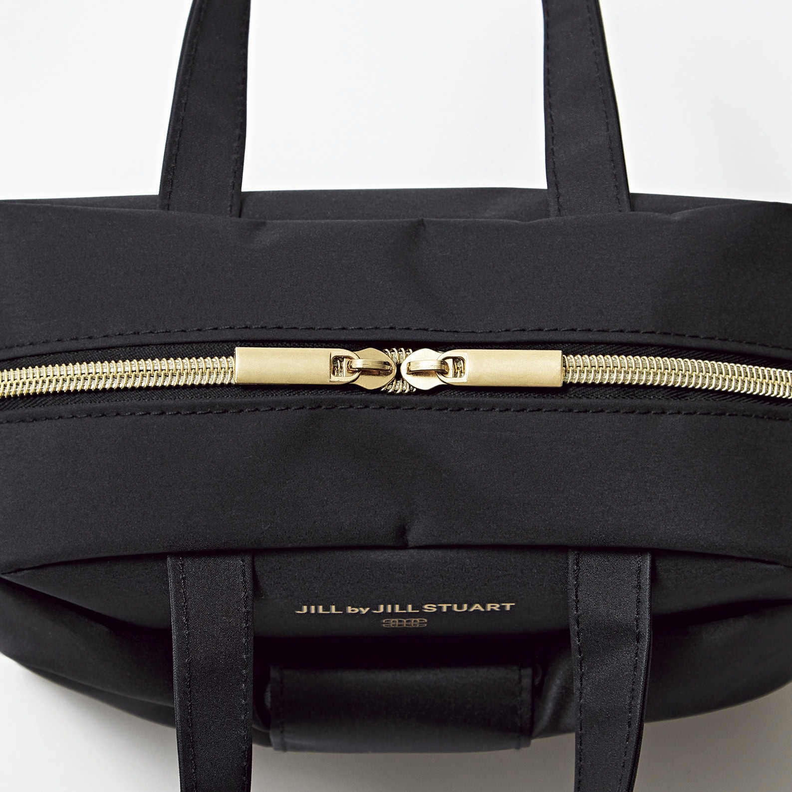 ダブルジップだから大きく開閉ができて、中身が見やすい。