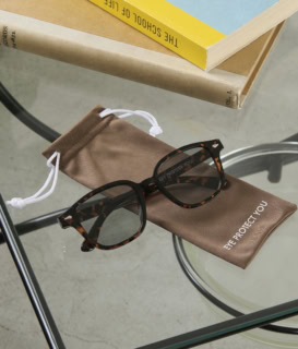 〈6月号付録〉は、“さらに”小顔に見える！ 調光サングラス＆ メガネふきになる巾着ケース