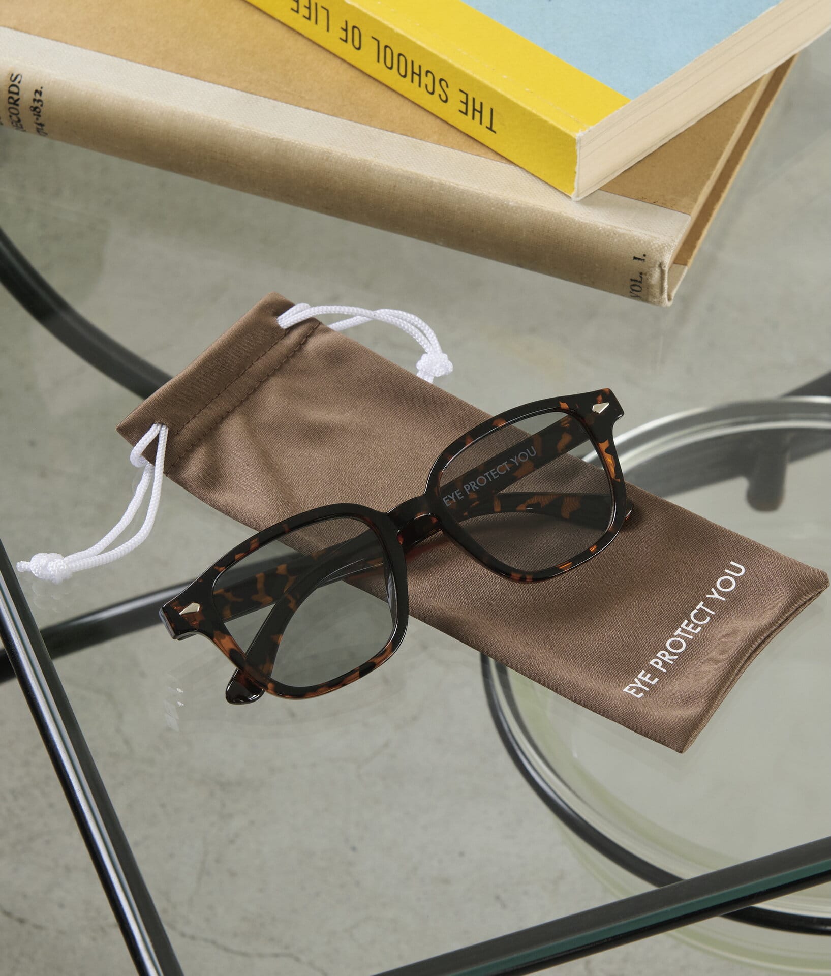 〈6月号付録〉は、“さらに”小顔に見える！ 調光サングラス＆ メガネふきになる巾着ケース