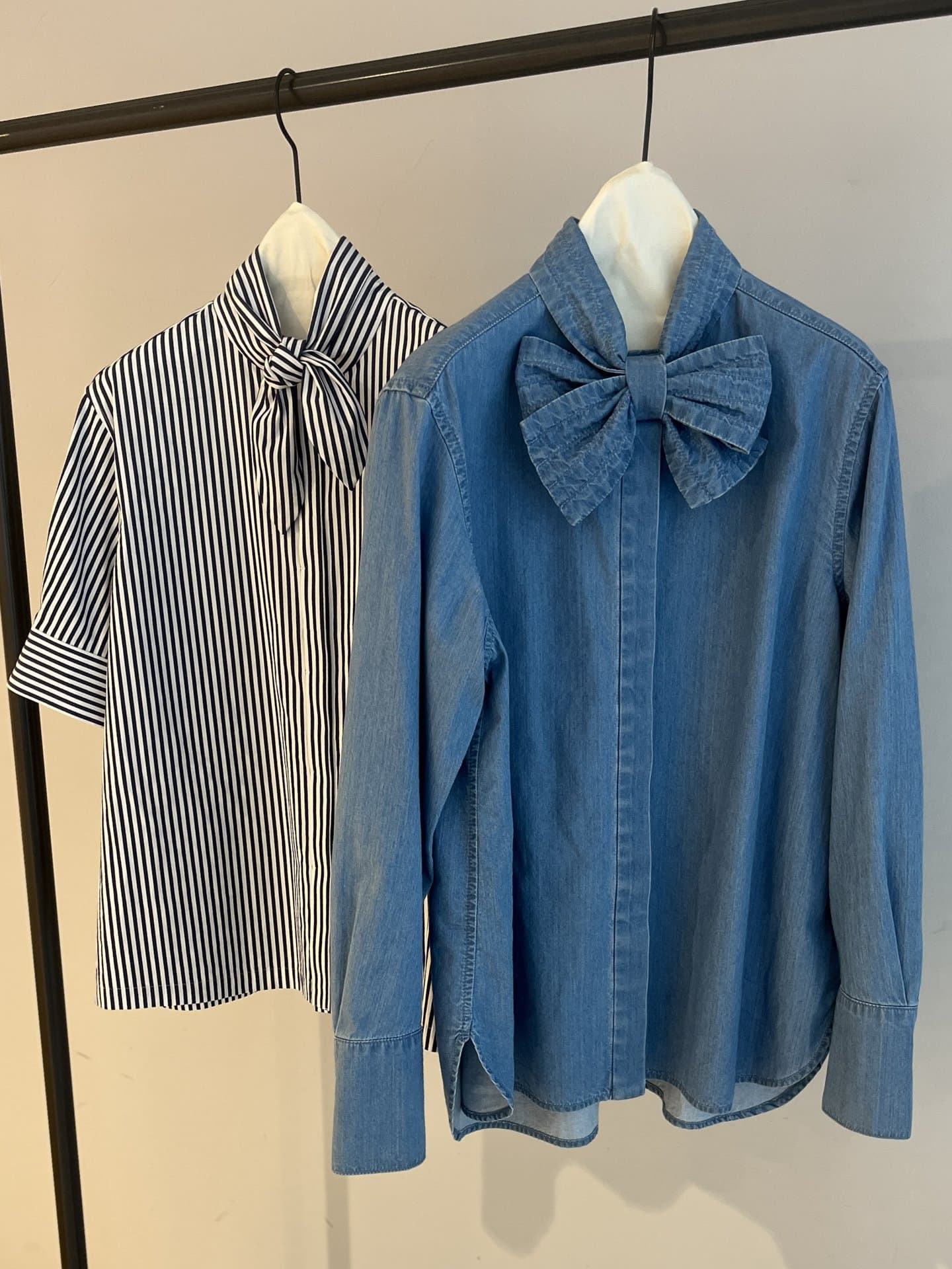 デニムのボウタイシャツ￥37,400、ストライプのボウタイシャツ￥39,600（共にオブリオ）