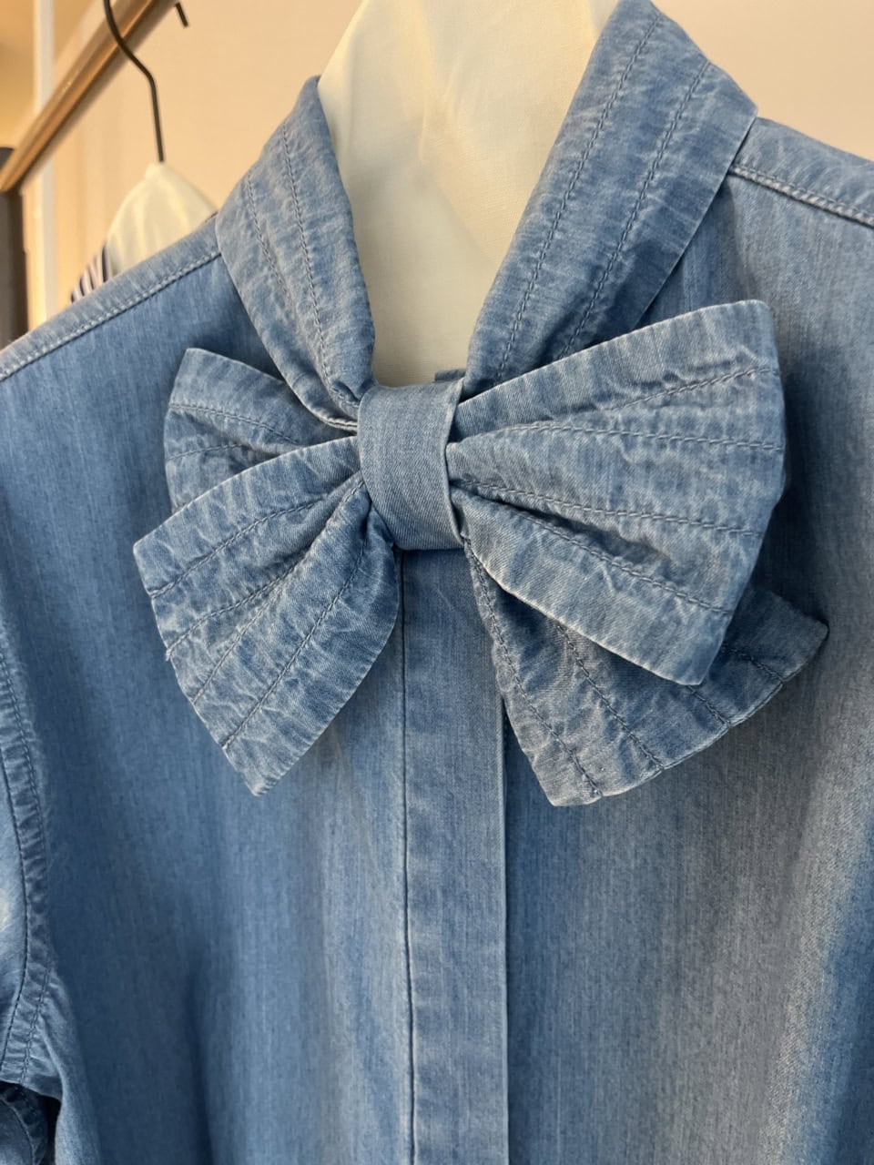 ちなみにリボンを作るとこんな感じ。味のあるデニムだと甘くなりすぎないので、メンズライク好きな筆者でもチャレンジできそう！