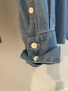 このボウタイシャツはカフスを長めにとっているのもポイント。しかもボタンの設置位置も特徴的で、軽く折り返してこなれたニュアンスをつけることもできるんです！