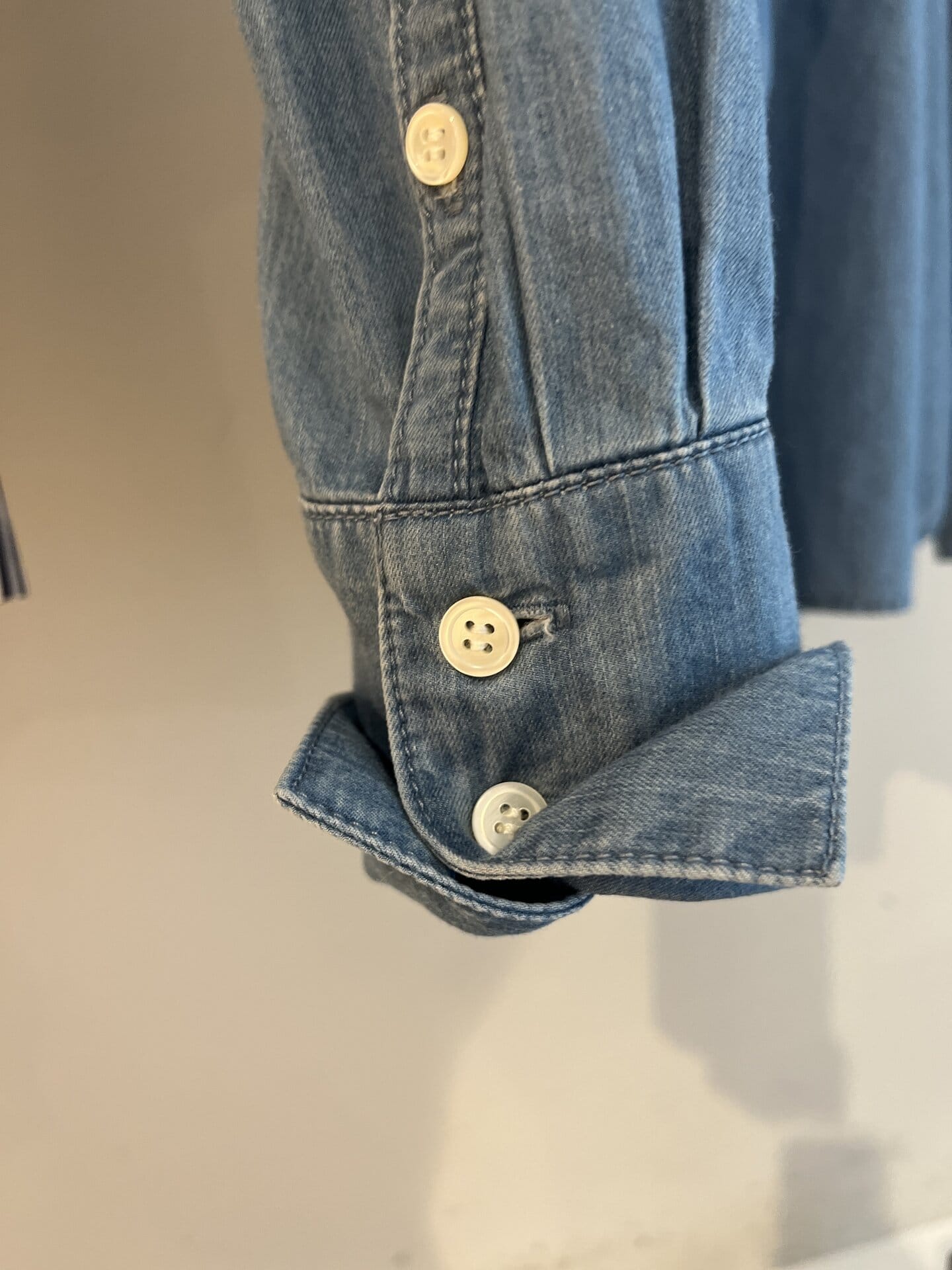 このボウタイシャツはカフスを長めにとっているのもポイント。しかもボタンの設置位置も特徴的で、軽く折り返してこなれたニュアンスをつけることもできるんです！