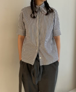 デニムのボウタイシャツ同様、こちらもカフスは長めに設定されています