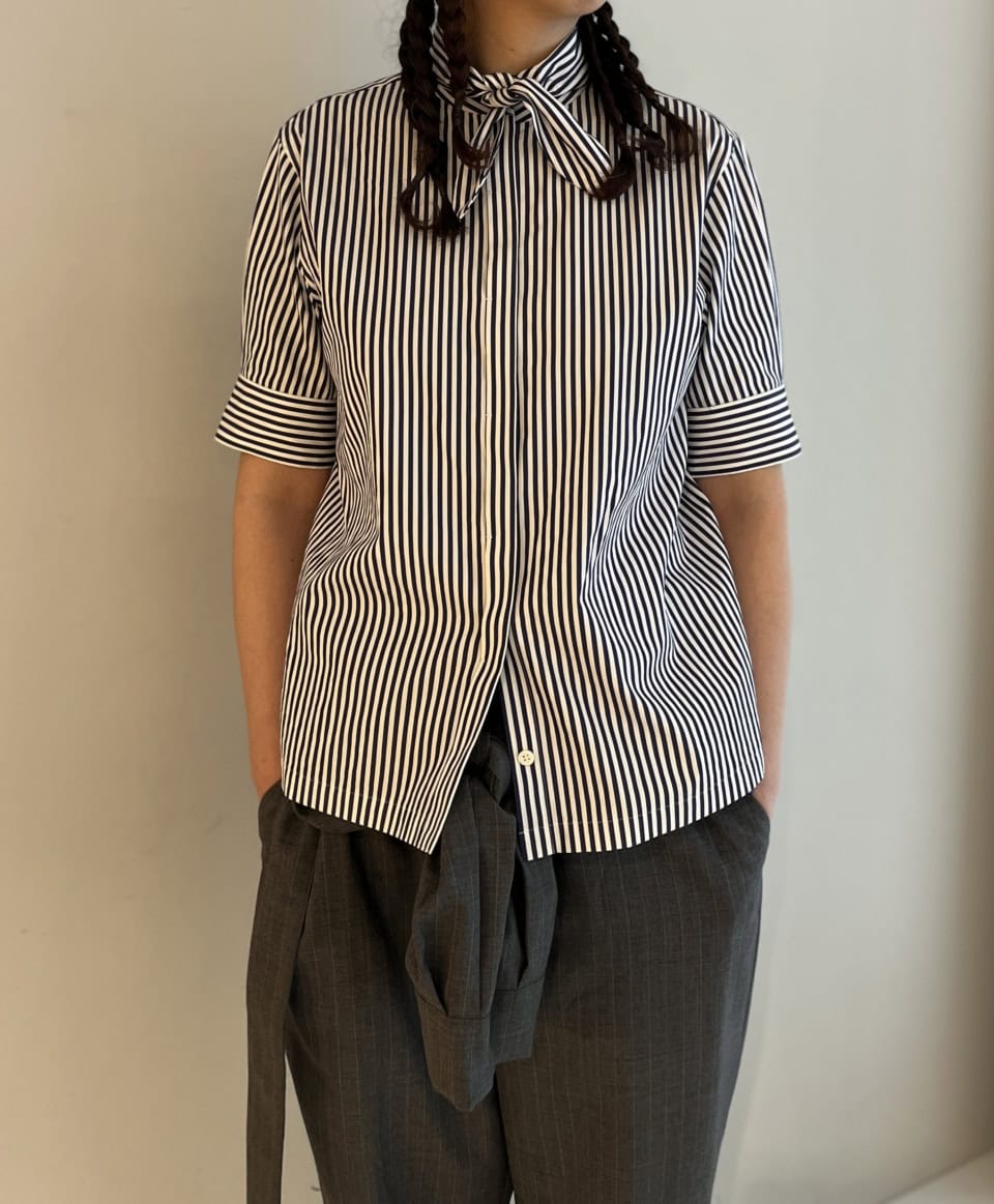 デニムのボウタイシャツ同様、こちらもカフスは長めに設定されています