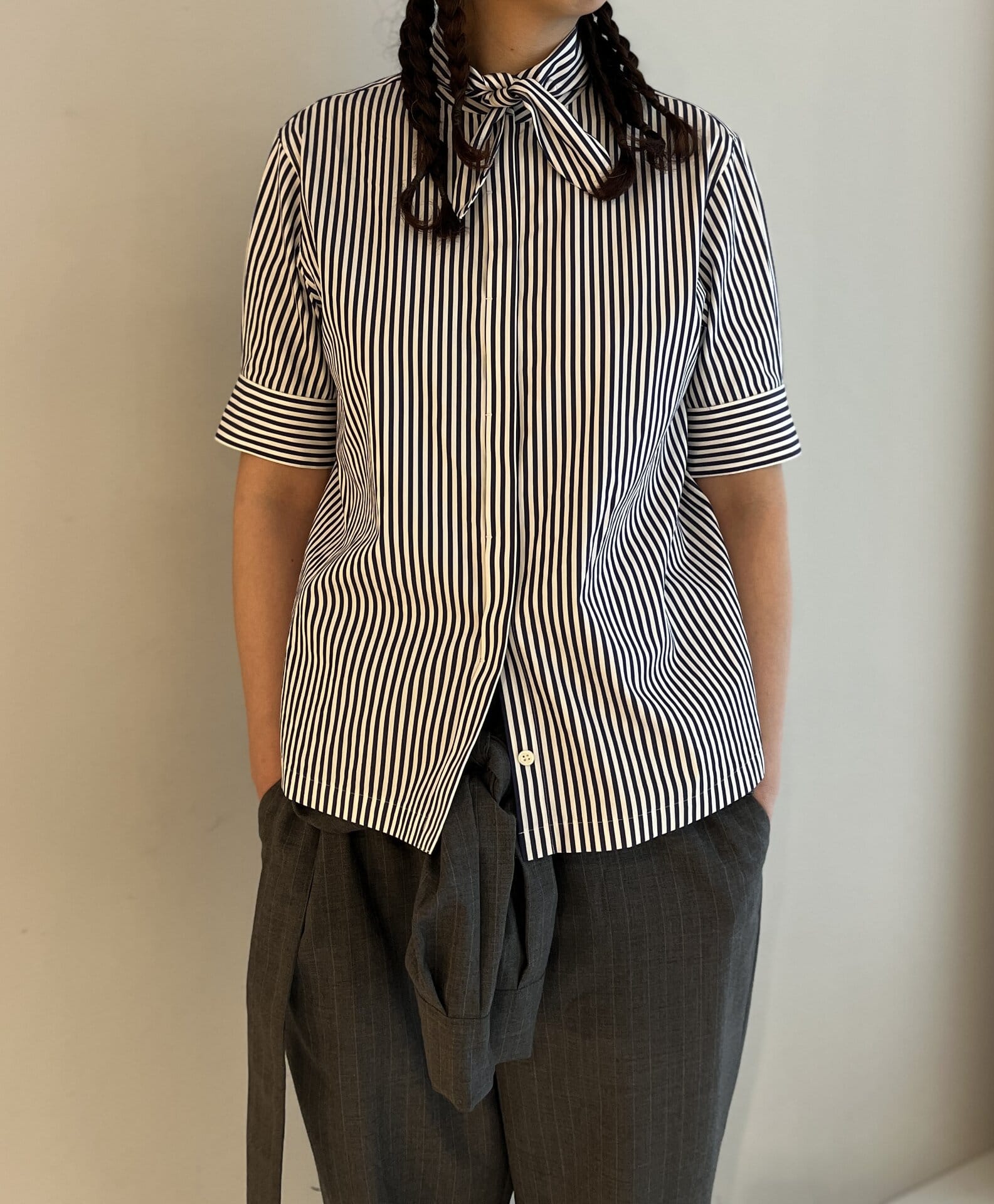 デニムのボウタイシャツ同様、こちらもカフスは長めに設定されています