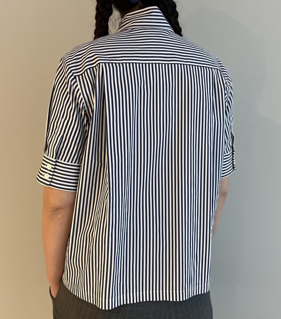 タックアウトを想定して裾はフラットな仕上げに。後ろ身頃にギャザーなどは入れず、両サイドのタックのみですっきり見えるのも好き♡