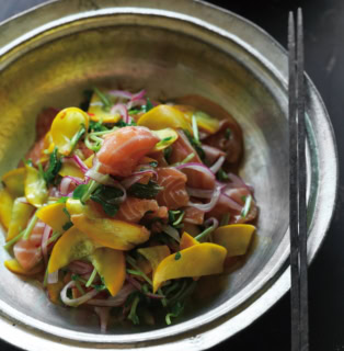 甘辛いスイートチリソースとコクのあるナンプラーで調味し、食欲をそそるタイ風の和え物へ。脂がのったサーモンも美味!