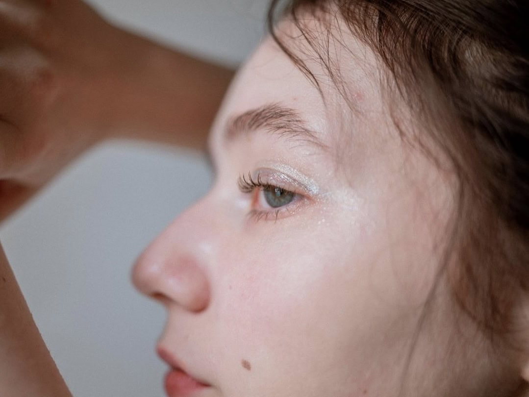 素敵な人ってココが違う。プロがこっそり教える40代の飾らない洒落感のための【眉コスメと香り】6選