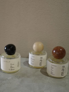 左からJSELF × mau eau de parfume yīn ¥12,100、velvetとessence各¥11,000（mau  AROMATIQUE）　厳選された天然精油だけで紡ぐ、純粋で特別な香り。