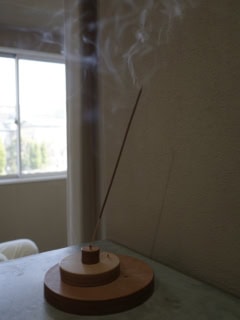 上からNume incense stand ［SMALL］¥6,600、Nume leather tray/incense stand ［MEDIUM］¥15,400、Nume leather tray/incense stand［LARGE］¥27,500（URBAN BOBBY ）　天然皮革のヌメ革を使用