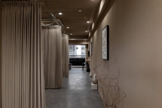 私がオーナーを務める大阪・淀屋橋の ”余白を充たす時間と空間” SUE Maison Atelier（スイ メゾンアトリエ）。アイ・ブロウ・ネイル・フェイシャル、それぞれの技術者が集い、訪れた人をデザインし五感を”整える”サロンを掲げています