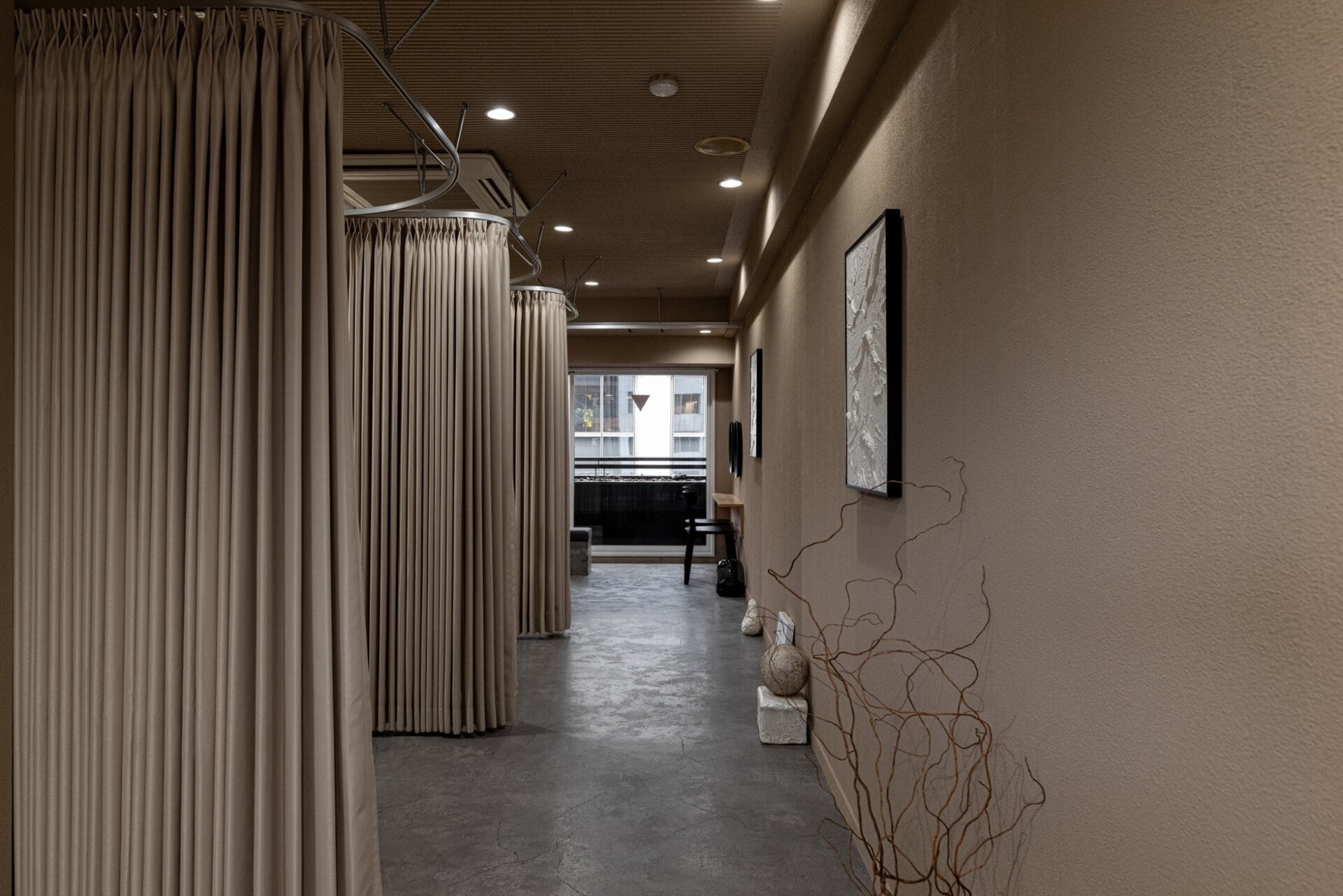 私がオーナーを務める大阪・淀屋橋の ”余白を充たす時間と空間” SUE Maison Atelier(スイ メゾンアトリエ)。アイ・ブロウ・ネイル・フェイシャル、それぞれの技術者が集い、訪れた人をデザインし五感を”整える”サロンを掲げています