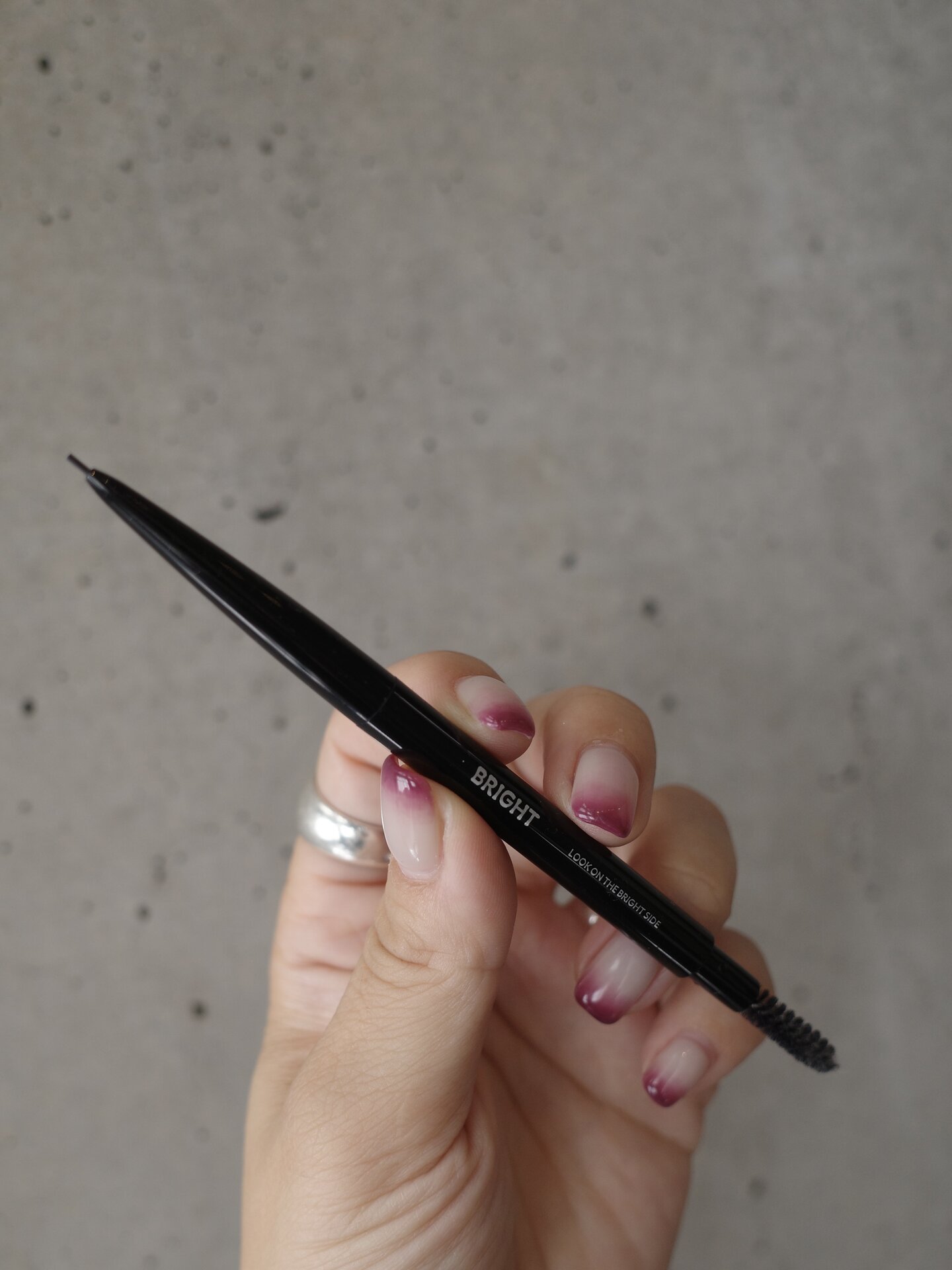 BRIGHT アイブロウペンシル ¥2,640　 触れるくらいの感覚でスルりと繊細な眉が描けるスグれもの。カラーは地毛と同化するグレーブラックで、素眉毛感のあるメイクを楽しめます。