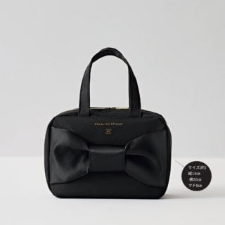 上品なブラック×ビッグリボンがポイント。バッグとしてもポーチとしても使える。