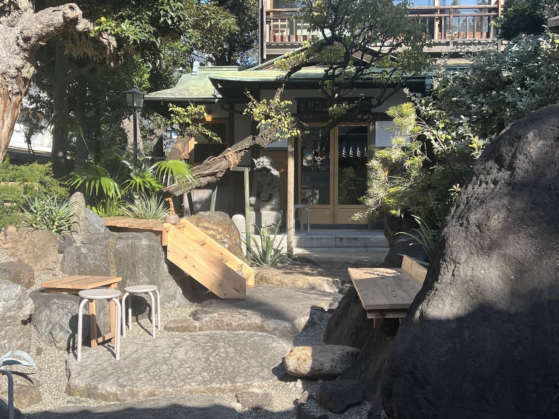 中に入ると奥に古民家をリノベーションしたお店が見えます