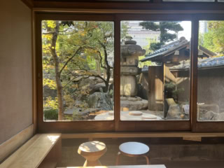 窓から見える美しい庭園