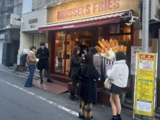 BRUSSELS FRIESの店先にて