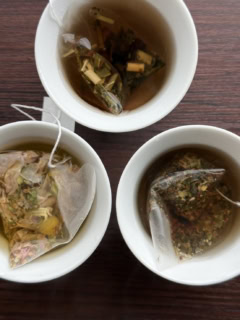 悩みに合わせて3種類にブレンドされたハーブティー。少しずつ違いますがどれも優しい味で飲みやすい。