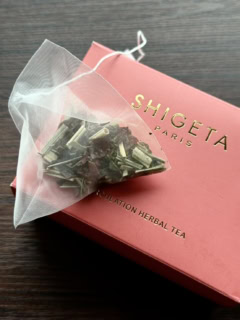 クローブのスパイスがほどよい深みと温かみを添え、ローズヒップの甘酸っぱさがアクセントになったブレンド。ネトルとレモングラスの爽やかな香りが広がる、すっきりとした味わい。エッセンシャルオイルの「リバーブライフ」を使った足のセルフマッサージと合わせるのもオススメ。