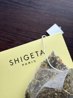 シナモンのぬくもりある風味に、リコリスのやさしい甘さをほんのり添えたブレンド。ペパーミントのすっきりとした清涼感が広がり、エルダーフラワーとマリーゴールドが彩りを添える、クリアな味わいです。スッキリ整えるエッセンシャルオイル「イノセントピュリティー」を使ったお腹のマッサージとの併用もオススメ。