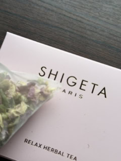 ローズレッドの華やかな香りを主役に、ラベンダーとカモミールの穏やかなフローラルノートを重ねたブレンド。ルイボスのまろやかさとリンデンのやわらかな印象が全体を包み込み、まるで花畑にいるような味わいです。心を静かに鎮めるエッセンシャルオイル「スウィートドリーム」を使った胸部やみぞおちのマッサージとの併用もおすすめです。