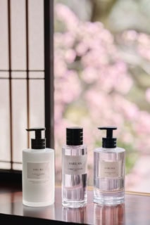 重ねて使って、より深く香りを感じて。右から:ラ コレクシオン プリヴェ クリスチャン ディオール ハンド&ボディ ソー プ 300mL ¥10,780、ラ コレクシオン プリヴェ クリスチャン ディオール サクラ(オードゥ パルファン)50mL 25,300、100mL ¥45,100、200mL ¥63,140、12mL×2 ¥11,200、ラ コレクシオン プリヴェ クリスチャン ディオール ハンド&ボディ ローション 300mL ¥14,080(以上すべてパルファン・クリスチャン・ディオール・ジャポン)