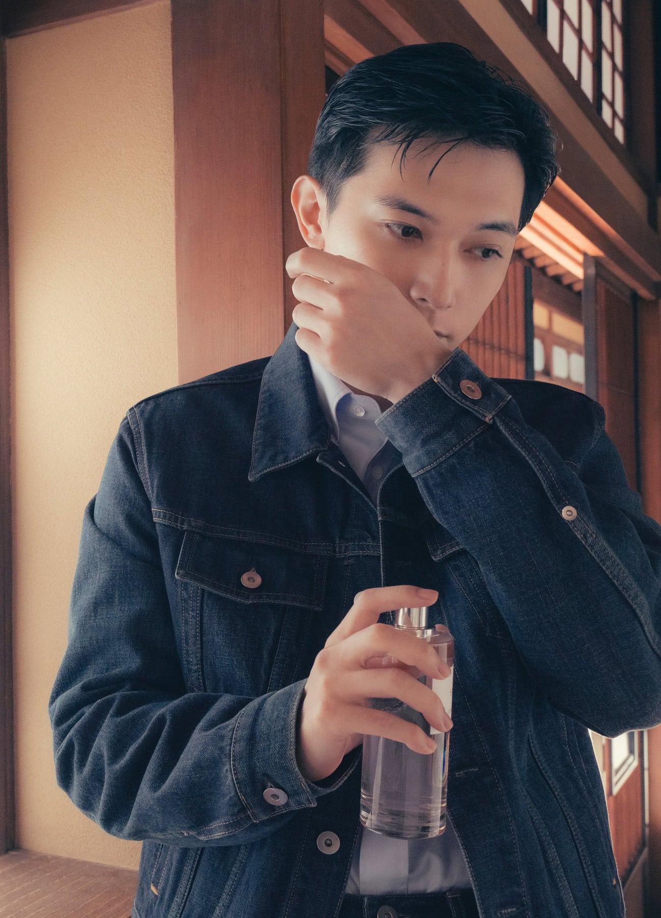 香りをかぐしぐさも色っぽい吉沢亮