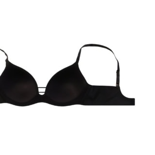 締めつけ感が少く、心地よくフィットして自然体の美しさを演出。ノンワイヤーブラ 全3色 ¥10,450(トリンプ)※3月25日から公式オンラインストアにて先行発売。4月1日から全国の一部百貨店、トリンプ直営の一部店舗にて一般発売