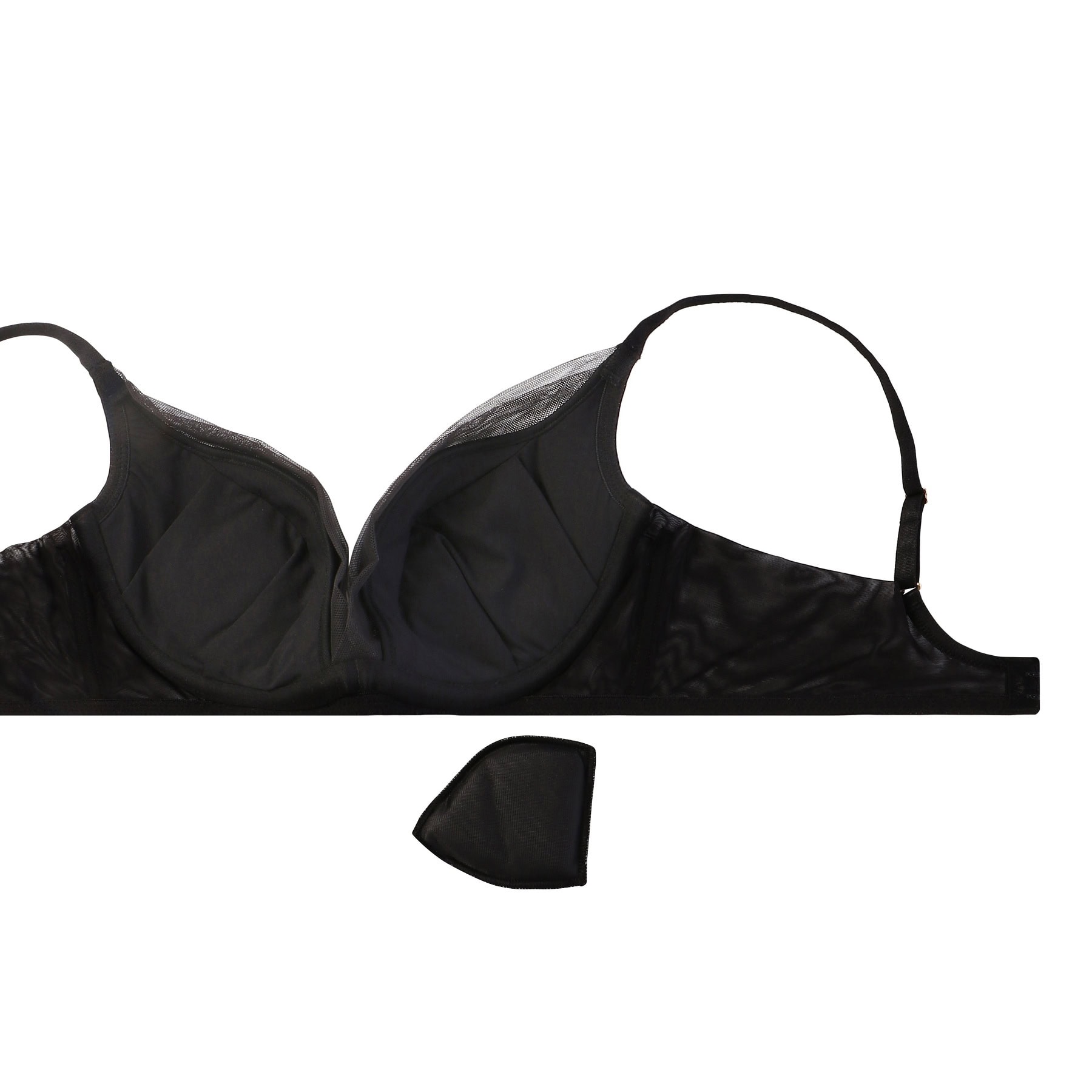 ミニマルデザインで、胸をすっきりと美しく整えてくれる。ワイヤーブラ 全3色 ￥11,000（トリンプ）※3月25日から公式オンラインストアにて先行発売。4月1日から全国の一部百貨店、トリンプ直営の一部店舗にて一般発売