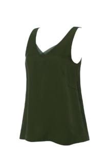 長め丈で安心感のある着心地を叶えてくれる。タンクトップ 全2色 ¥11,550(トリンプ)※3月25日から公式オンラインストアにて先行発売。4月1日から全国の一部百貨店、トリンプ直営の一部店舗にて一般発売