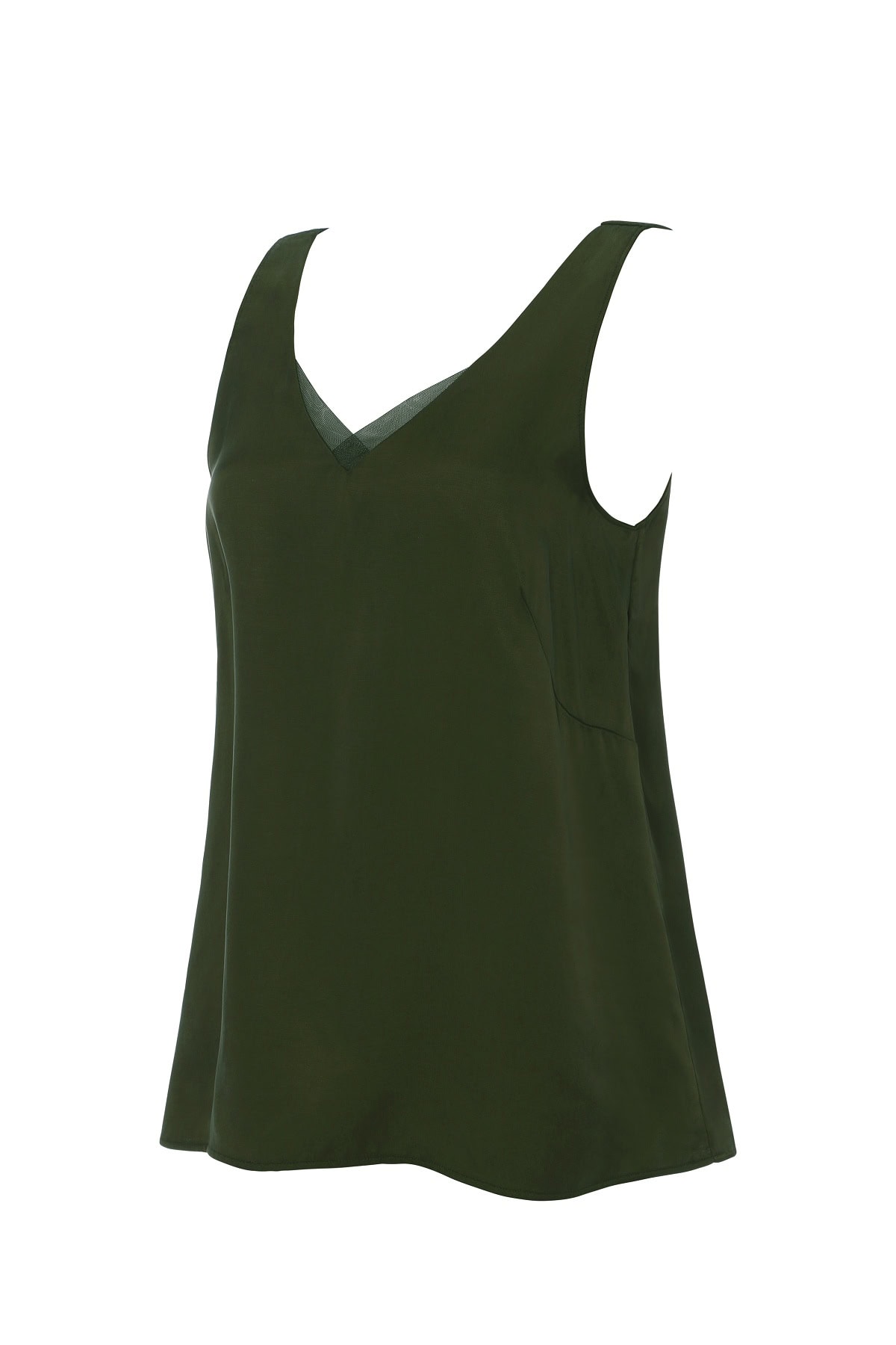 長め丈で安心感のある着心地を叶えてくれる。タンクトップ 全2色 ￥11,550（トリンプ）※3月25日から公式オンラインストアにて先行発売。4月1日から全国の一部百貨店、トリンプ直営の一部店舗にて一般発売