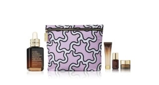 人気美容液「アドバンス ナイト リペア」や「アクア チャージ」などのスキンケアアイテムを9,900円以上購入で、限定バッグとスキンケアミニ3品の特別セットをプレゼント。肌をいたわる時間を贈るギフトにも最適。エスティ ローダー × DVF スキンケア セット ¥9,900~(エスティー ローダー)※4月17日限定発売