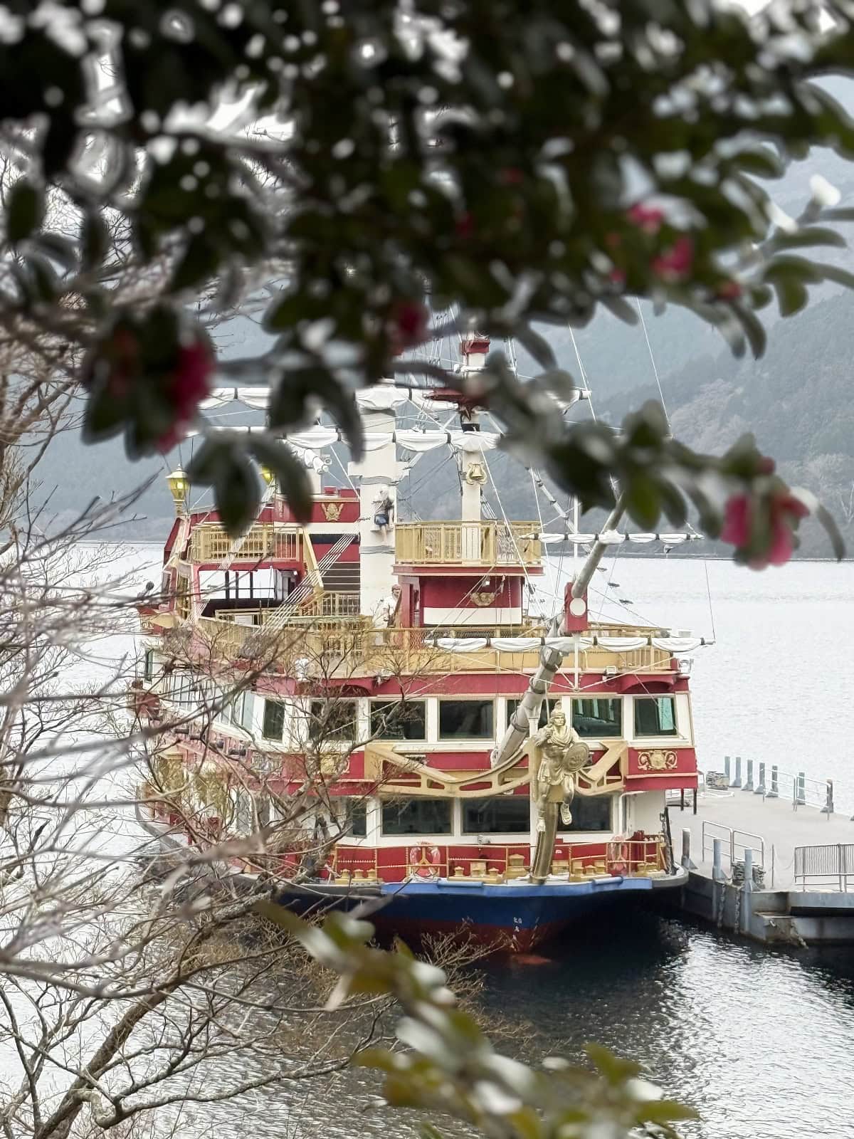 ケーブルカーの終着地桃源台からは海賊船に乗って元箱根港へ。港からはホテルの無料シャトルバスを利用。