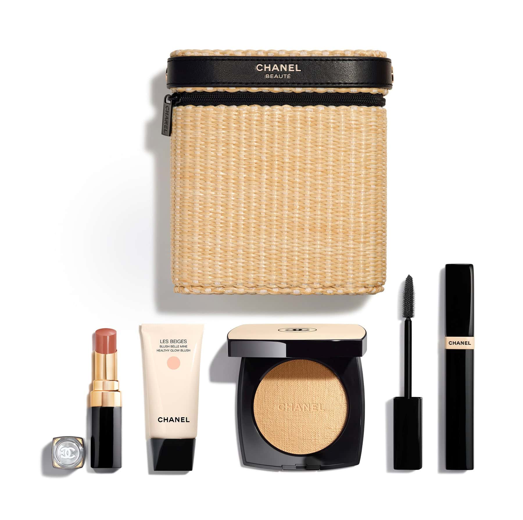シャネルらしい上品なバスケットに、夏の宝物をつめて。レ ベージュ パニエ デ エサンシエル ¥37,510(シャネル)※5月8日限定発売。直営店、百貨店、シャネル オンライン ブティック、ISETAN BEAUTY ONLINEから購入可能。セット内容:ルミエール デテ(セット限定品)、レ ベージュ ブラッシュ ベル ミン デリス(セット限定品)、レ ベージュ マスカラ ブラック、ルージュ ココ フラッシュ 280 スウィート ドゥ シャネル、バスケット付き。©CHANEL