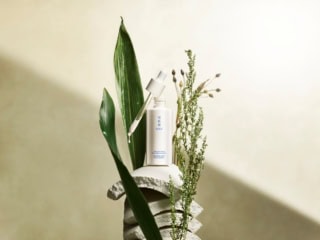 ほんのりピンクのリキッドが肌全体のツヤを底上げしてくれる♡ 雪肌精 BLUE デューイー フレッシュ デイ セラム SPF40・PA+++ 30mL ¥7,150<編集部調べ>