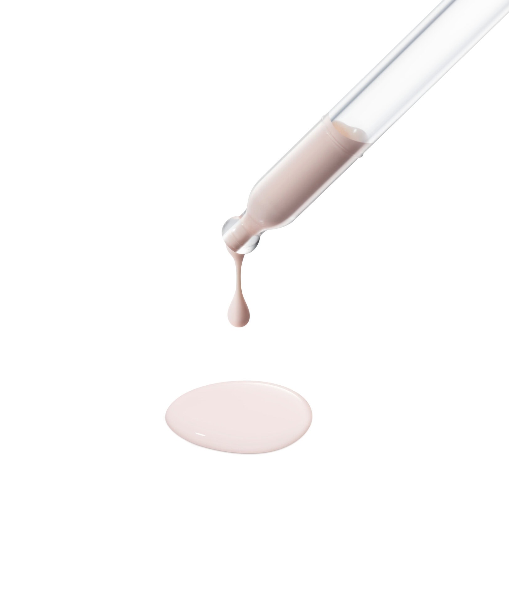 スポイトから滴る美容液のようなテクスチャー。ほんのりピンクのリキッドが肌全体のツヤを底上げしてくれる♡